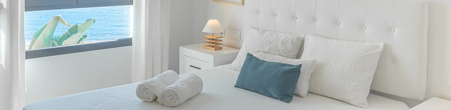 Dormitorio de un apartamento de Mojácar Dream con vistas al mar